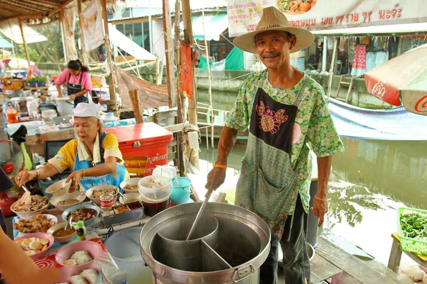 chợ nổi bang nam phueng Trải nghiệm ẩm thực địa phương đặc sắc với nhiều món Thái dân dã được bán trực tiếp trên thuyền