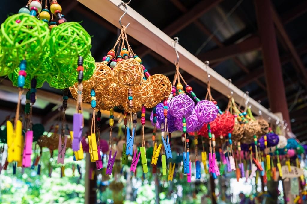 chợ nổi bang nam phueng Mua sắm đồ thủ công và quà lưu niệm tại Bang Nam Phueng với nhiều sản phẩm mộc mạc, thân thiện môi trường