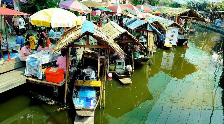 chợ nổi bang nam phueng Cách di chuyển đến chợ nổi Bang Nam Phueng khá thuận tiện, kết hợp BTS, thuyền và taxi từ trung tâm Bangkok