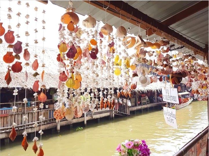 chợ nổi khlong lat mayom Mua sắm đặc sản địa phương và quà lưu niệm tại chợ nổi Khlong Lat Mayom mang đậm nét bình dị, gần gũi
