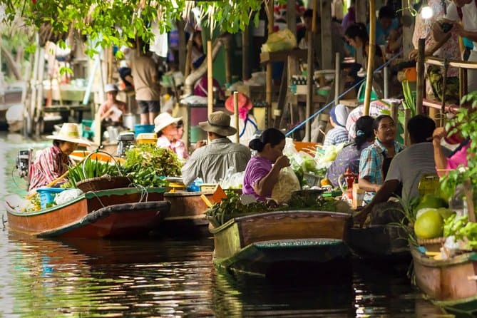 Thời điểm lý tưởng để tham quan chợ nổi Khlong Lat Mayom là buổi sáng cuối tuần, khi chợ nhộn nhịp nhưng vẫn dễ chịu