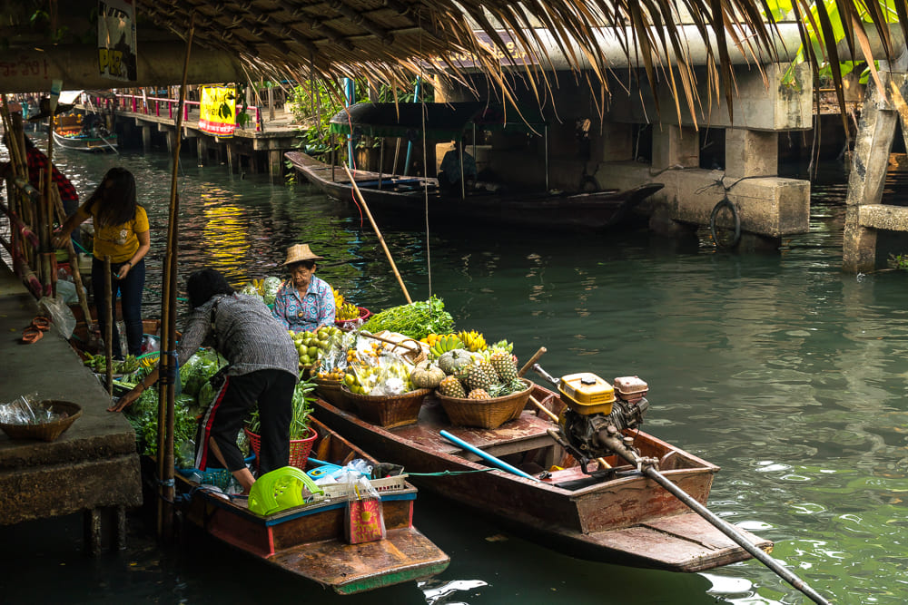 Cách di chuyển đến chợ nổi Khlong Lat Mayom khá thuận tiện từ trung tâm Bangkok bằng taxi hoặc phương tiện công cộng