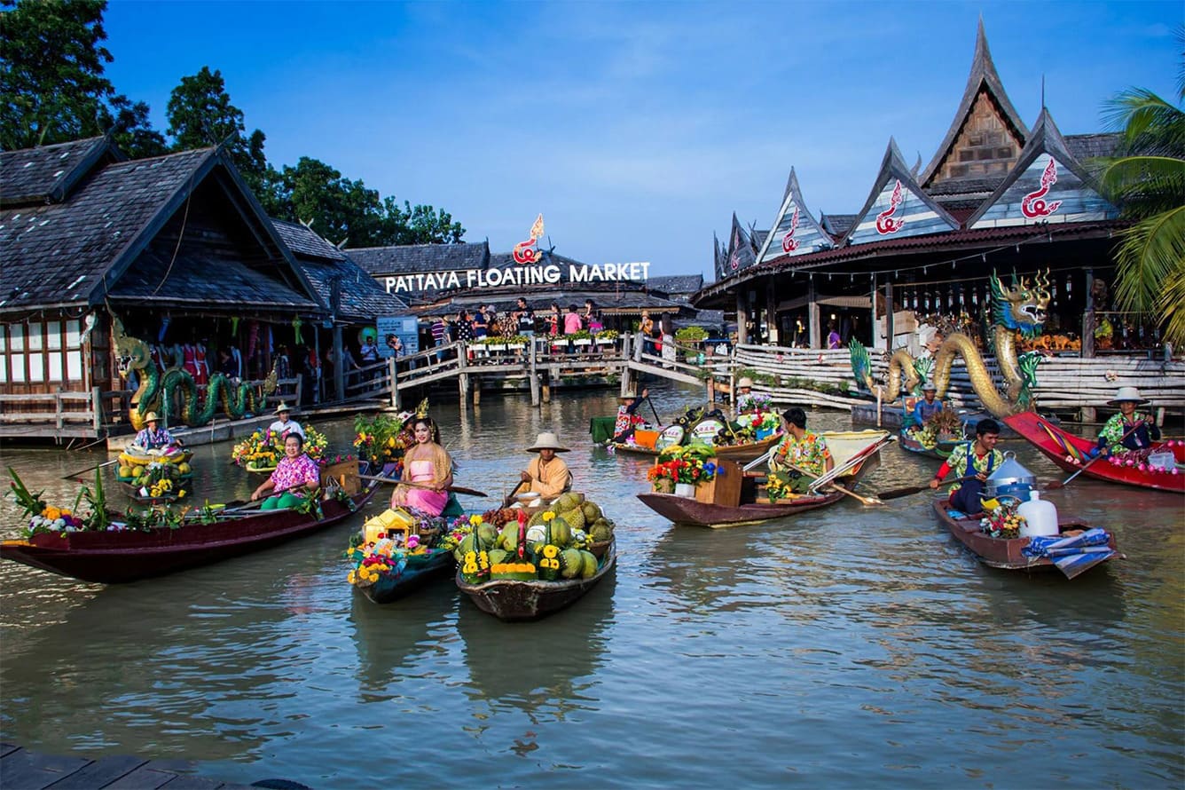 Di chuyển đến chợ nổi Pattaya khá thuận tiện từ Bangkok và trung tâm Pattaya