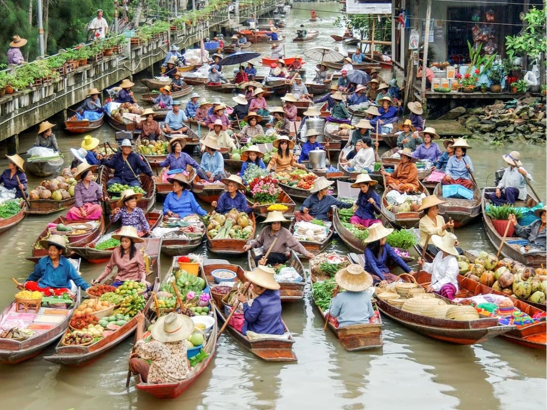 Mua sắm và thưởng thức ẩm thực địa phương ngay trên thuyền là trải nghiệm khó quên