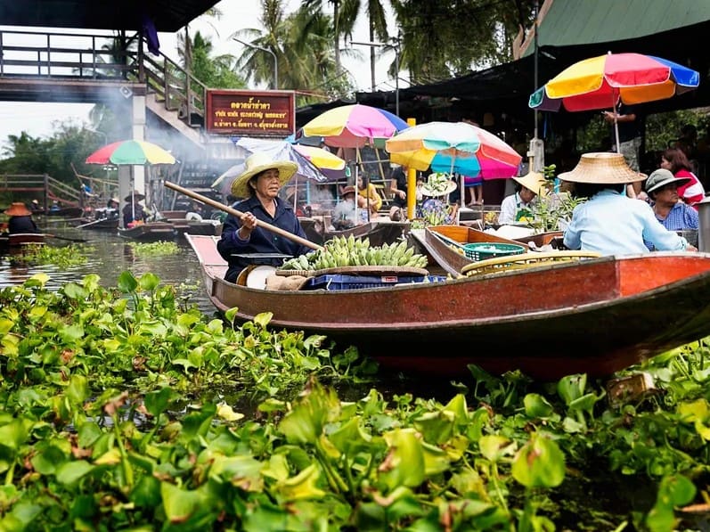 chợ nổi tha kha Từ Bangkok, bạn dễ dàng đến chợ nổi Tha Kha bằng xe khách hoặc tàu hỏa kết hợp taxi địa phương
