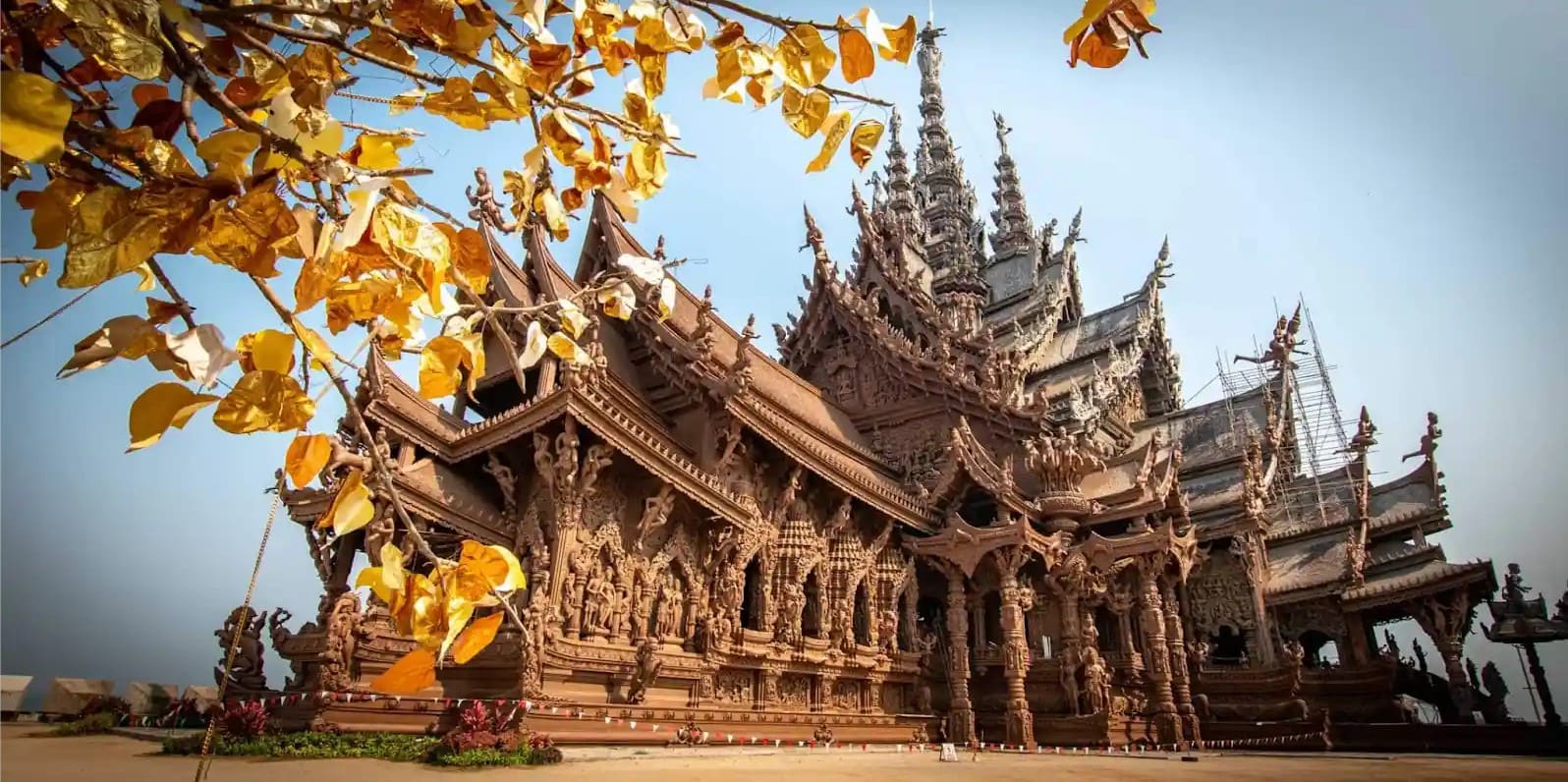 Nên tham quan Đền Chân Lý Pattaya vào sáng sớm hoặc chiều muộn