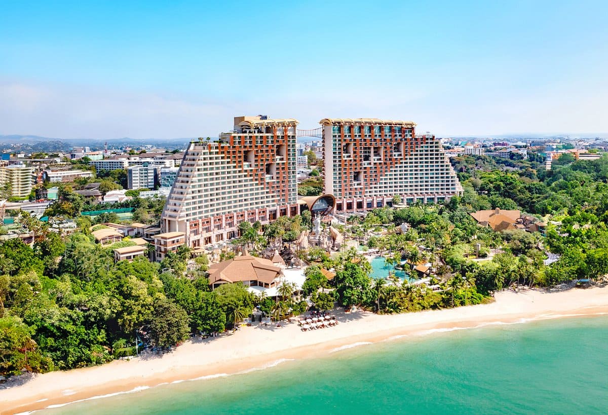 Nên lưu trú ở khu trung tâm Pattaya hoặc ven biển để dễ di chuyển, gần các điểm tham quan và dịch vụ ăn uống
