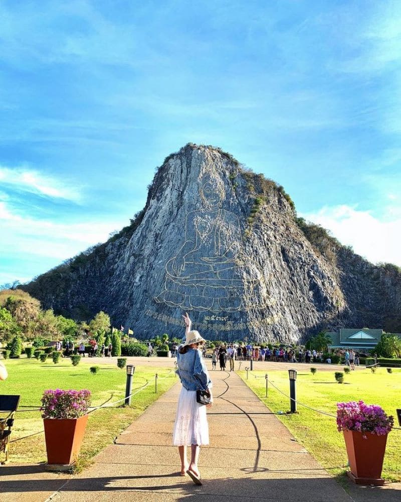 khao chee chan Khi đến Trân Bảo Phật Sơn, du khách nên mặc trang phục lịch sự, kín đáo để thể hiện sự tôn trọng không gian tâm linh