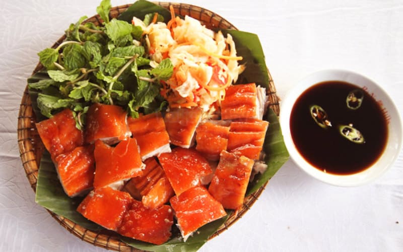 Lợn cắp nách là món đặc sản Tây Bắc thịt ngọt, da giòn, ăn một lần nhớ mãi