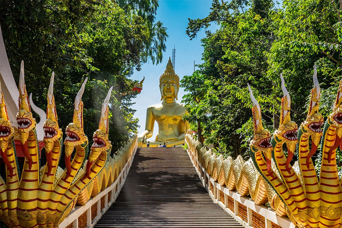 Chi phí tham quan Wat Phra Yai gồm vé vào cửa và các khoản di chuyển hợp lý cho trải nghiệm trọn vẹn