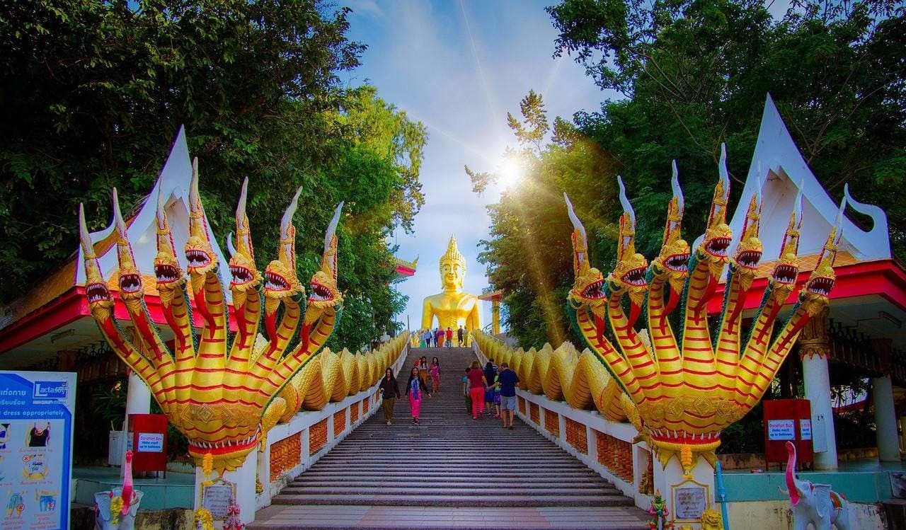 Wat Phra Yai Pattaya là ngôi chùa nổi tiếng với tượng Phật lớn uy nghi, nằm trên đồi Pratumnak nhìn ra biển