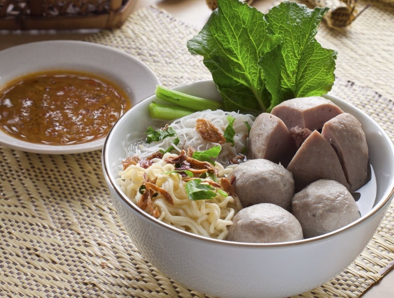 ẩm thực indonesia Bakso là món súp thịt viên nổi tiếng của Indonesia, thường ăn kèm bún và nước dùng nóng hổi