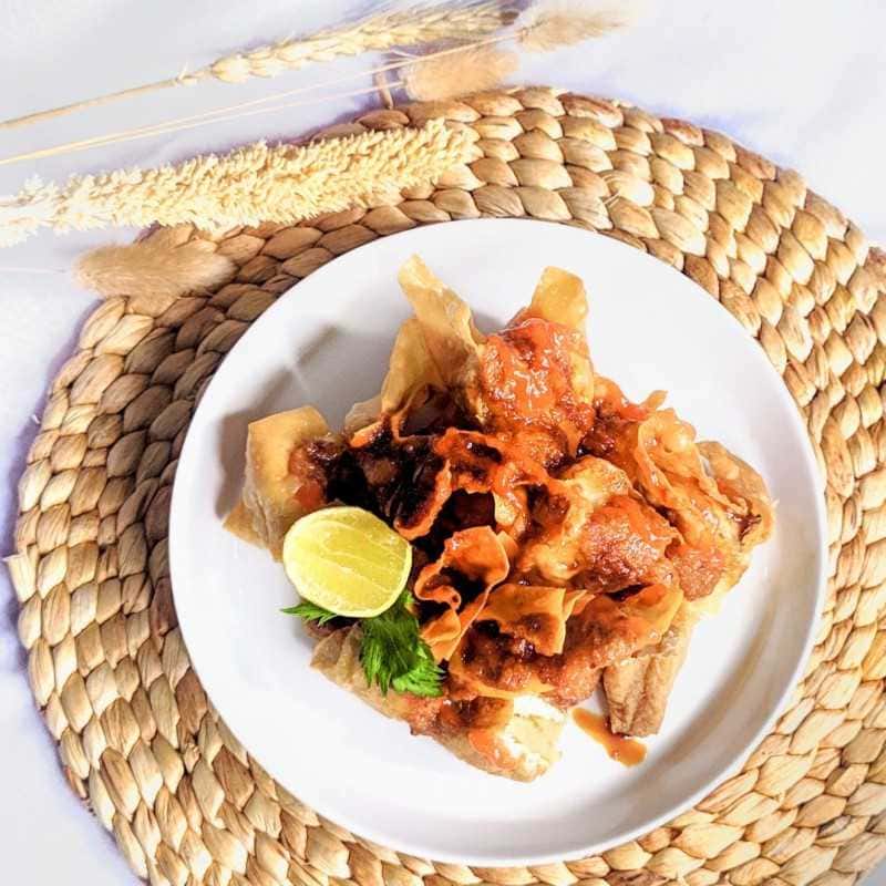 ẩm thực indonesia Batagor là món đậu phụ chiên nhồi chả cá, ăn kèm sốt đậu phộng đặc trưng của Indonesia