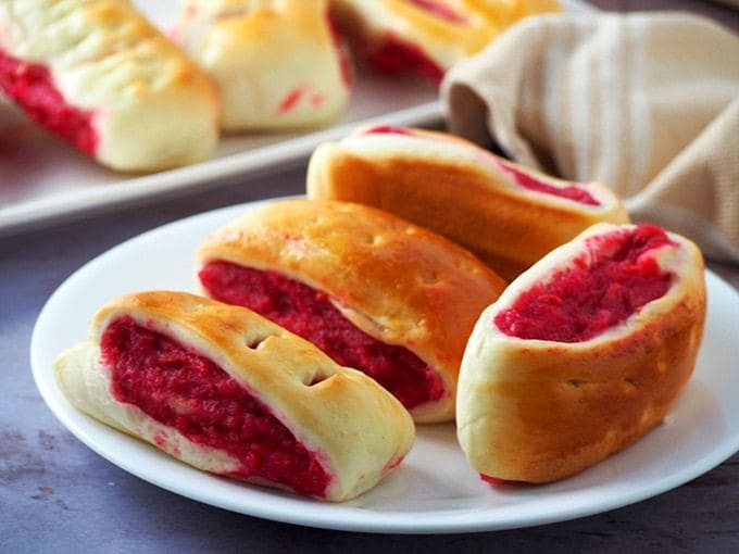 ẩm thực philippines Kalihim là bánh mì ngọt Philippines với nhân đỏ đặc trưng, nổi bật và dễ nhận biết