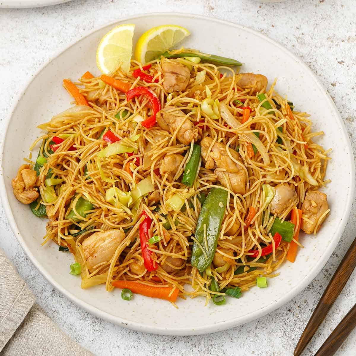 ẩm thực philippines Pancit là món mì truyền thống Philippines, tượng trưng cho may mắn và sự trường thọ