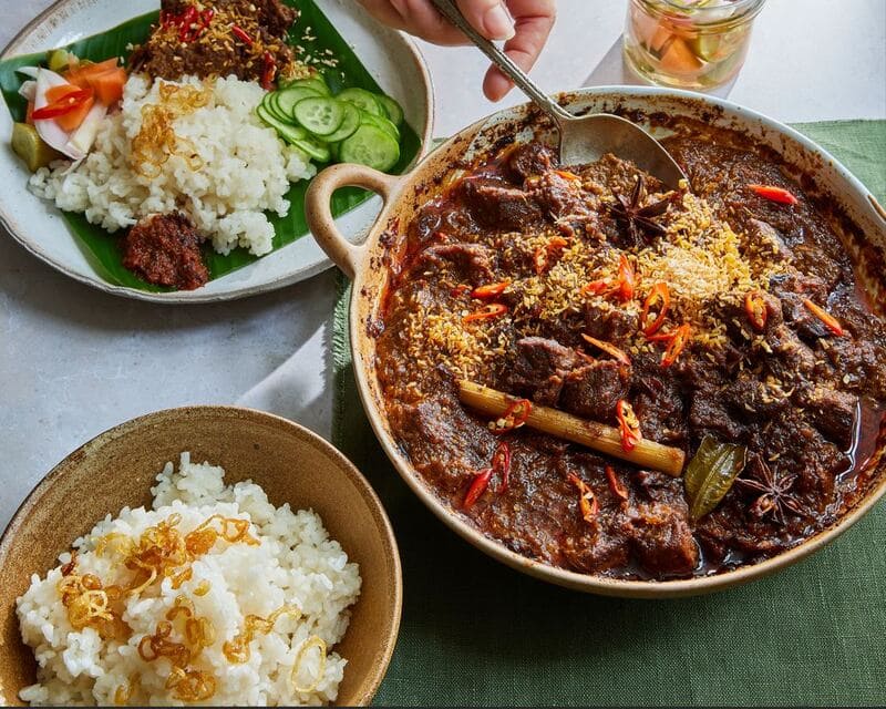 ẩm thực indonesia Rendang là món thịt hầm cay nồng nổi tiếng của Indonesia, có hương vị béo ngậy từ nước cốt dừa