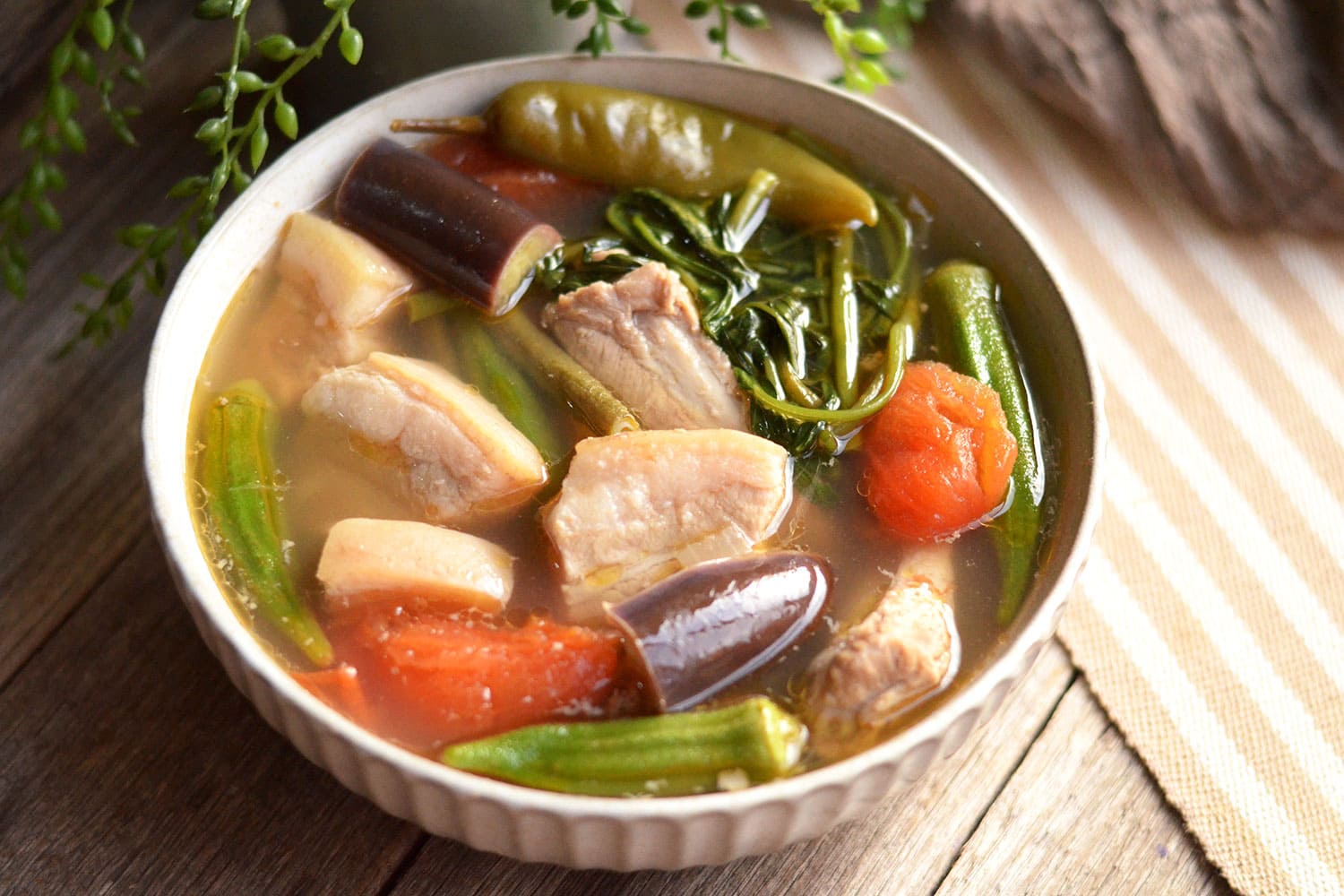 ẩm thực philippines Sinigang là món canh chua truyền thống Philippines với vị thanh nhẹ, rất dễ ăn