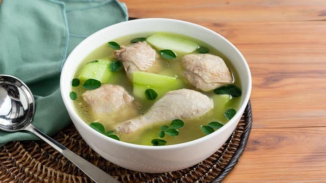 ẩm thực philippines Tinola là món canh gà truyền thống Philippines thơm gừng, vị thanh nhẹ và dễ ăn