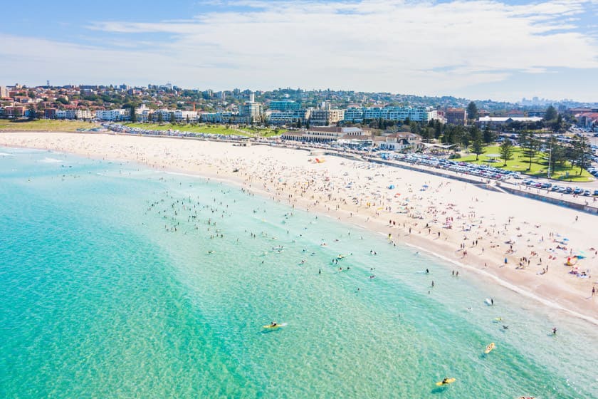 Bãi biển Bondi nổi tiếng với cát trắng, biển xanh và không khí sôi động đặc trưng của Sydney