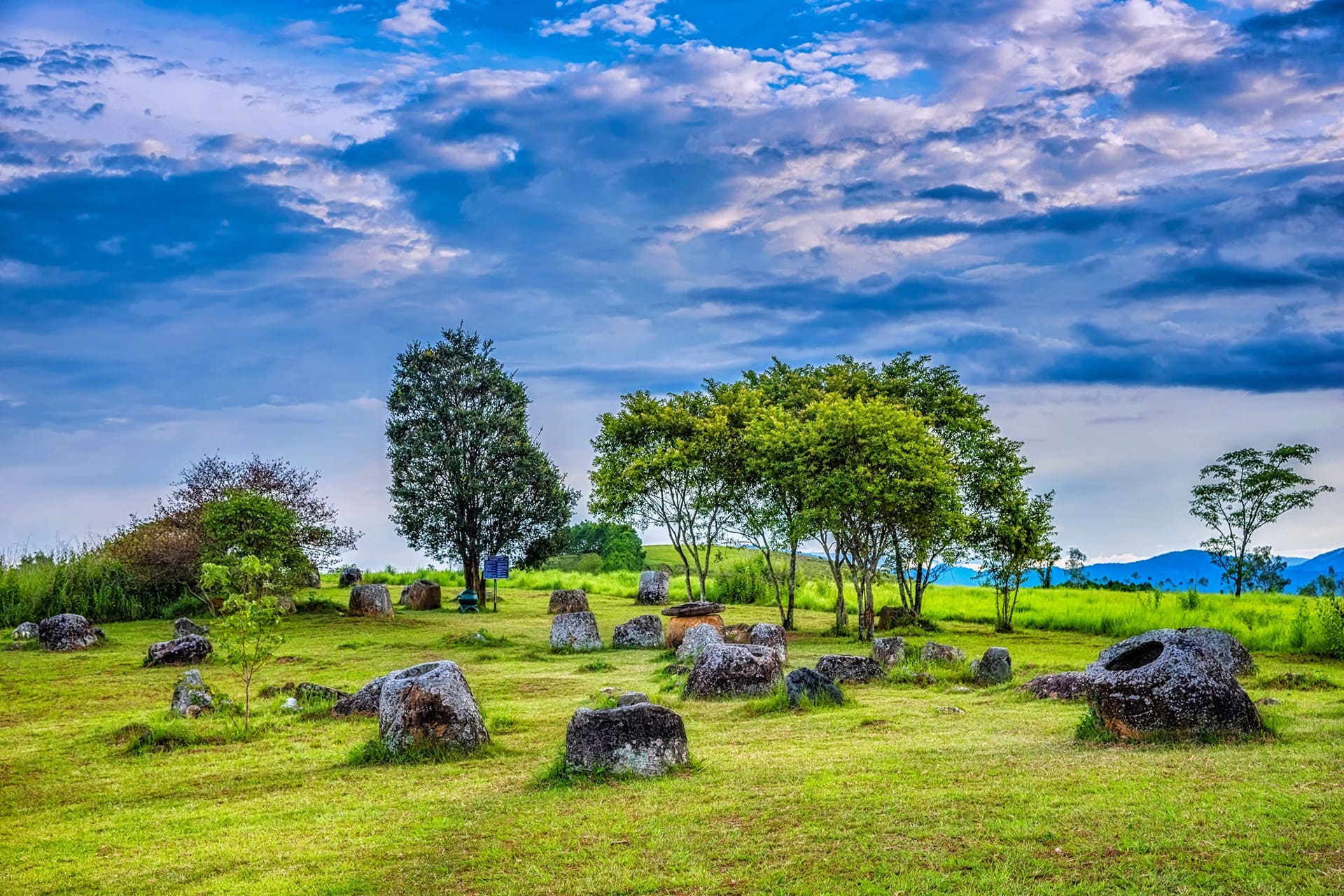 du lịch lào Cánh đồng Chum là di tích khảo cổ nổi tiếng với hàng nghìn chum đá cổ giữa cao nguyên Xieng Khuang