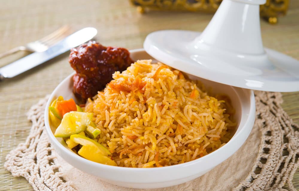 ẩm thực myanmar Cơm Shan là món cơm trộn vàng óng đặc trưng của Myanmar, thơm mùi nghệ và gia vị bản địa