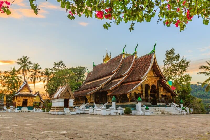 du lịch lào Đền Wat Xieng Thong là ngôi chùa cổ tiêu biểu với kiến trúc đẹp bậc nhất Luang Prabang
