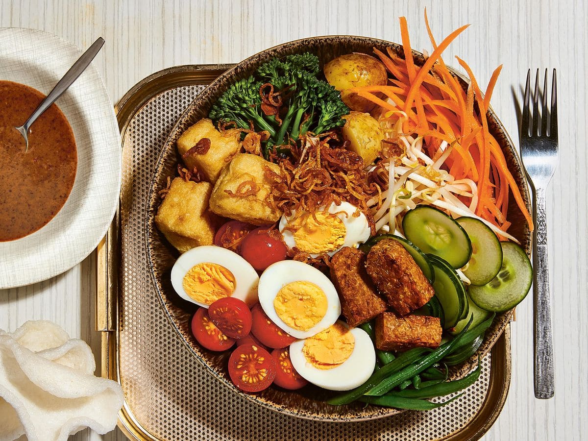 ẩm thực indonesia Gado-gado là món salad truyền thống của Indonesia gồm rau trộn và sốt đậu phộng béo bùi