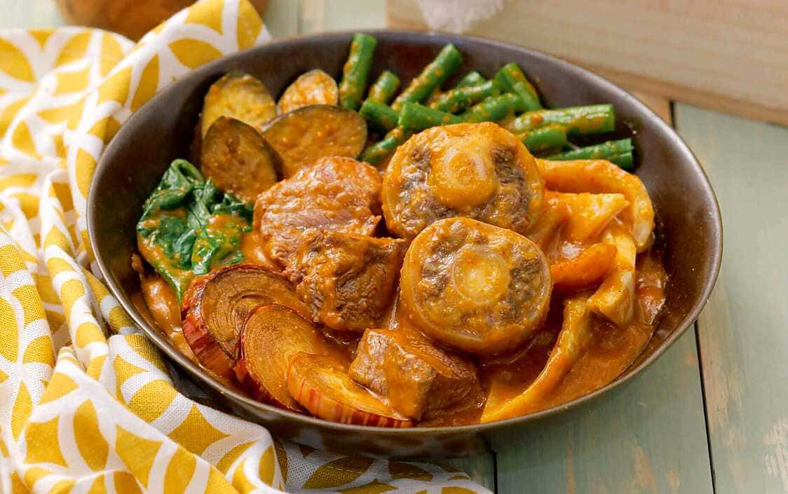ẩm thực philippines Kare-Kare là món hầm đậu phộng béo ngậy đặc trưng của Philippines, thường ăn kèm mắm bagoong