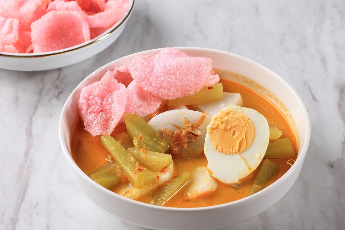 ẩm thực indonesia Ketupat sayur là món bánh gạo ăn kèm rau hầm nước cốt dừa quen thuộc trong ẩm thực Indonesia