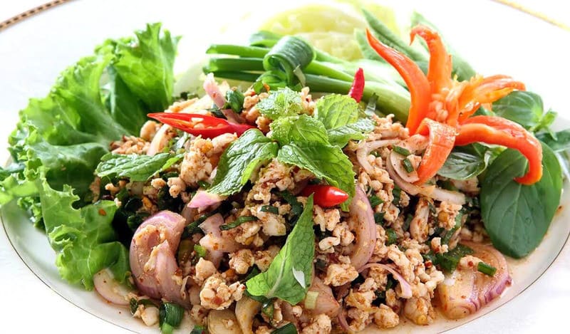 du lịch lào Lạp là món ăn đặc trưng của Lào với hương vị chua cay hài hòa, tượng trưng cho may mắn