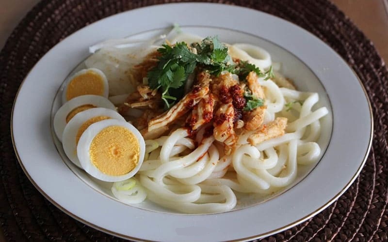 ẩm thực myanmar Mì Nan Gyi Thohk là món mì trộn cà ri gà nổi tiếng, được ví như spaghetti của Myanmar