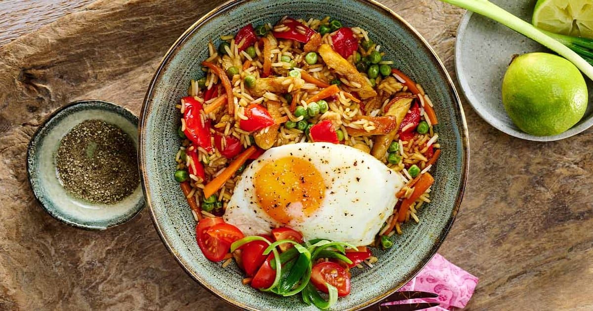 ẩm thực indonesia Nasi Goreng là món cơm chiên truyền thống nổi tiếng nhất của Indonesia, có hương vị đậm đà và rất dễ ăn
