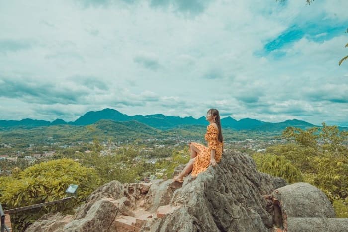 du lịch lào Núi Phou Si là điểm ngắm hoàng hôn đẹp nhất Luang Prabang với tầm nhìn bao trọn sông Mekong
