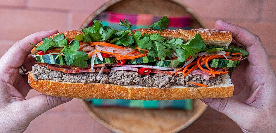 ẩm thực campuchia Num Pang là bánh mì đường phố Campuchia, nhân đa dạng và hương vị đậm đà