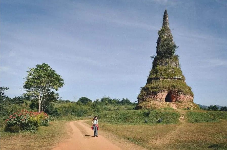 du lịch lào That Foun là ngôi tháp cổ linh thiêng nằm trên đồi cao yên bình ở Xieng Khuang