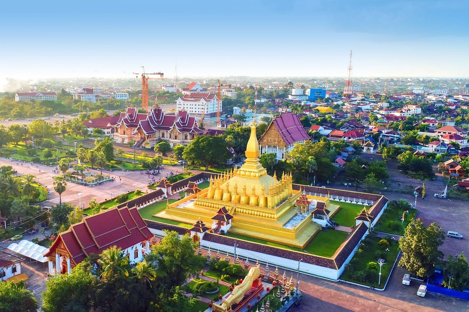 du lịch lào That Luang (Thạt Luổng) là tháp Phật giáo linh thiêng và biểu tượng quốc gia của Lào