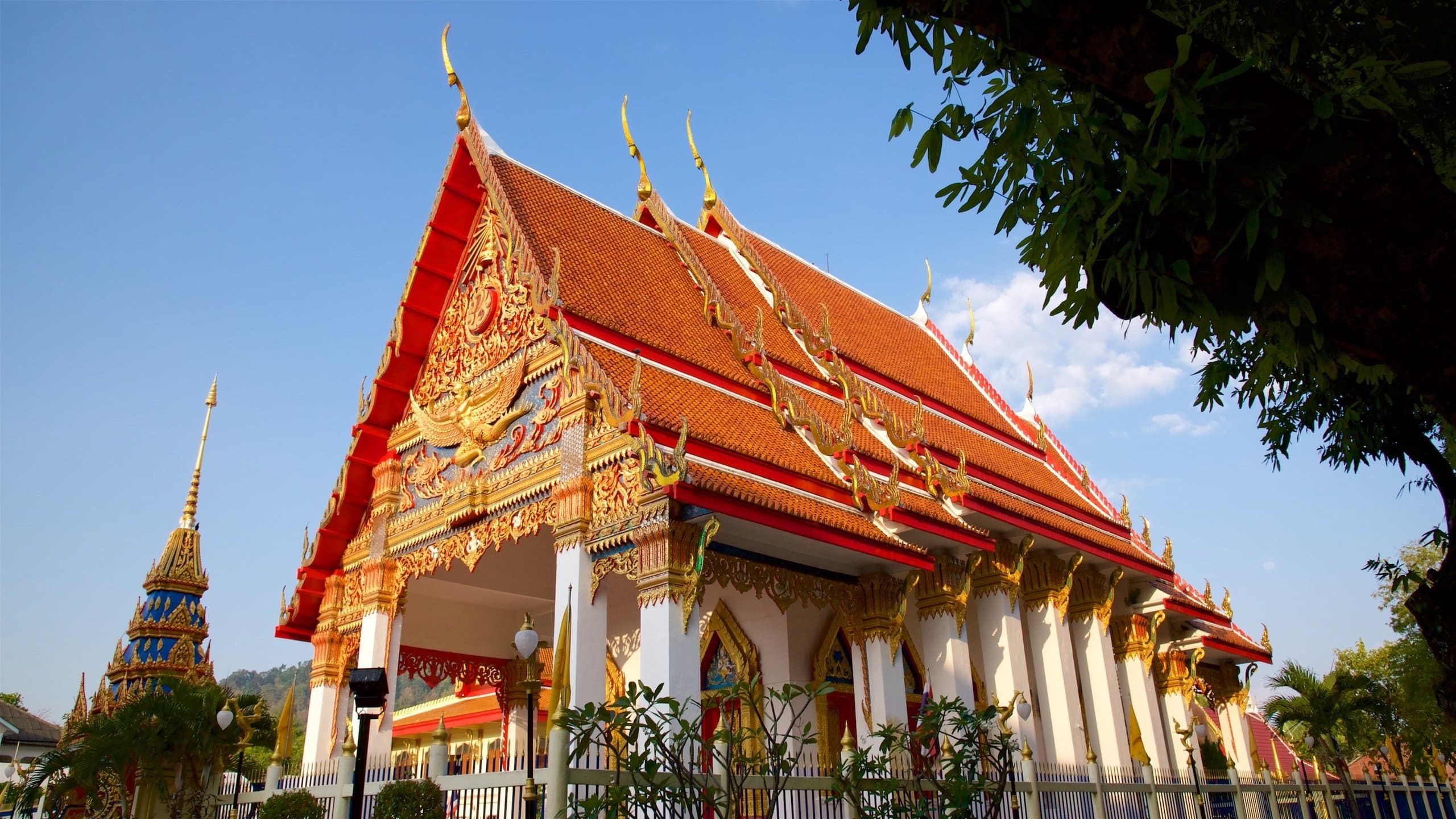 wat mongkol nimit Wat Mongkol Nimit là ngôi chùa cổ linh thiêng nằm giữa trung tâm Phuket