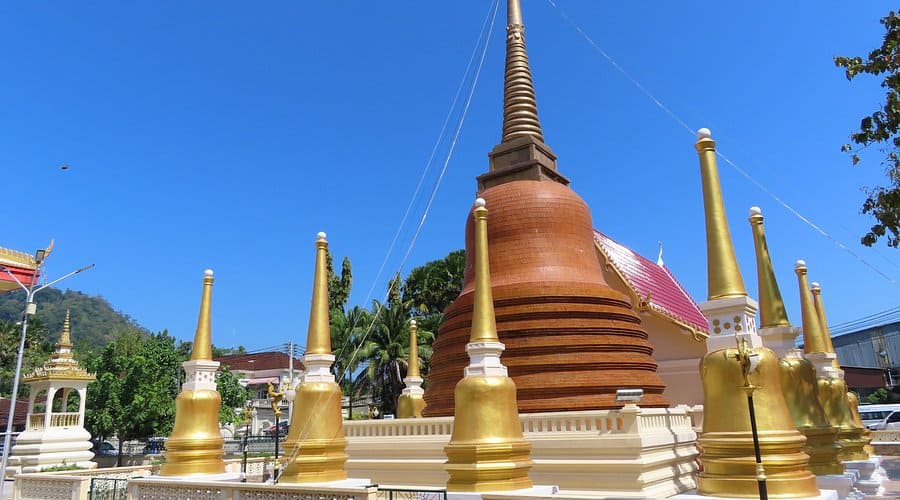 wat mongkol nimit Khi tham quan, bạn nên mặc trang phục kín đáo và giữ thái độ tôn trọng không gian tâm linh