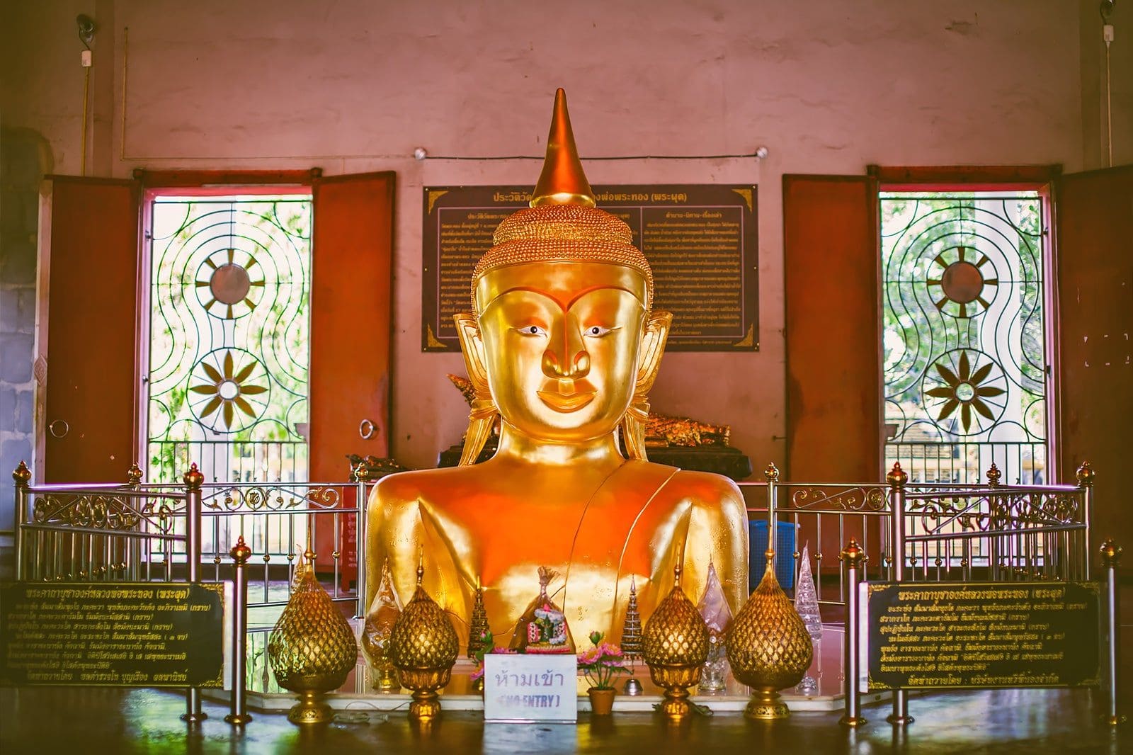 wat phra thong Wat Phra Thong nổi tiếng với tượng Phật vàng nửa thân linh thiêng ở Phuket