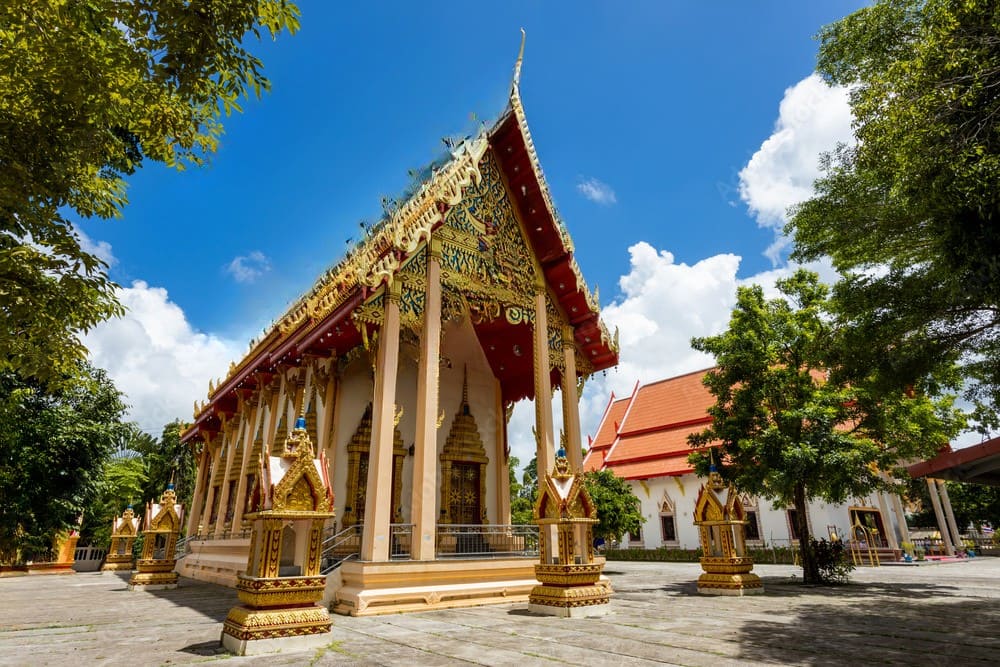 wat phra thong Không gian chùa Wat Phra Thong yên tĩnh, thanh tịnh và trang nghiêm
