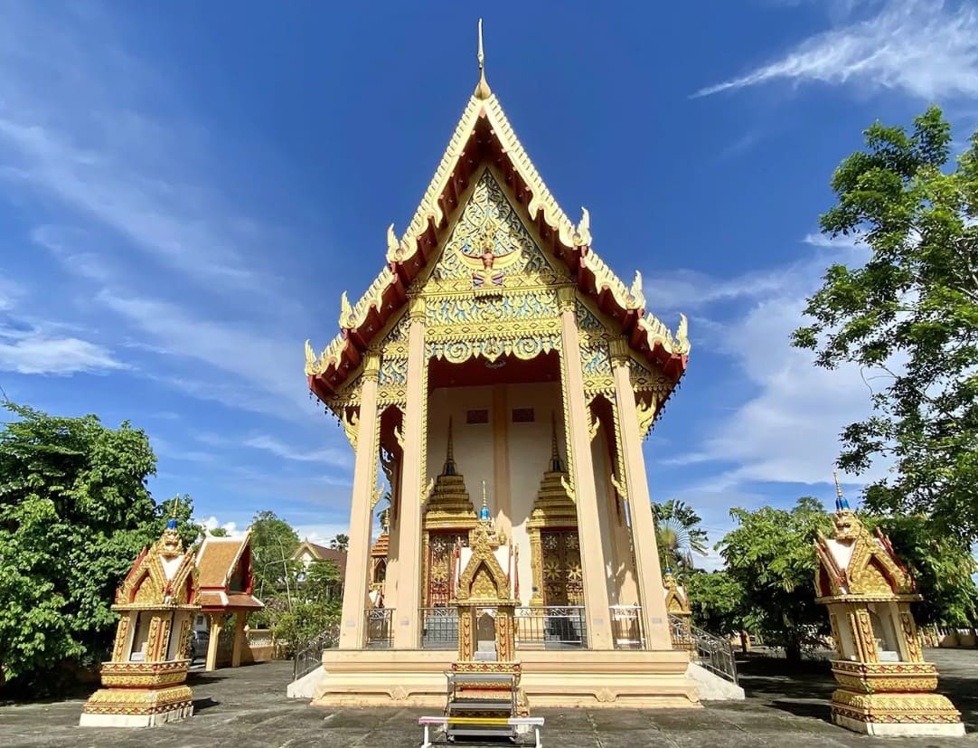 wat phra thong Nên tham quan Wat Phra Thong vào buổi sáng sớm để không gian yên tĩnh và mát mẻ