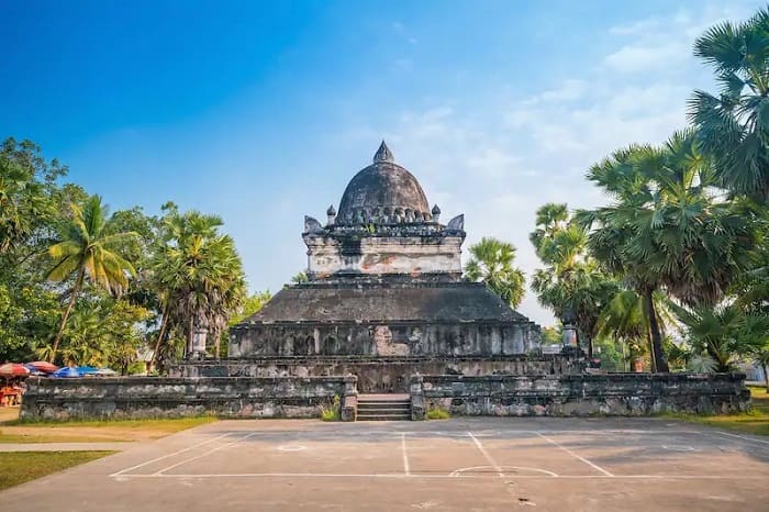 du lịch lào Wat Wisunarat là ngôi chùa cổ kính bậc nhất Luang Prabang, mang đậm dấu ấn lịch sử Lào