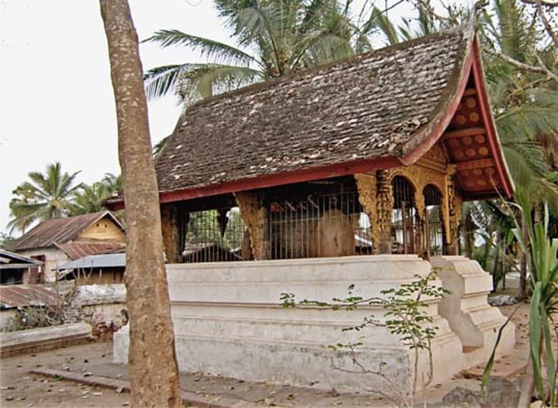 Tháp trống và khu hỏa táng tại Wat Xieng Thong thể hiện không gian linh thiêng gắn liền với vòng sinh tử