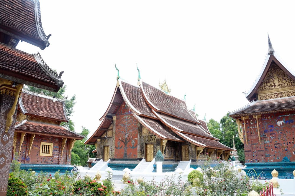 Nghệ thuật trang trí tại Wat Xieng Thong rực rỡ sắc màu và giàu giá trị biểu tượng văn hóa