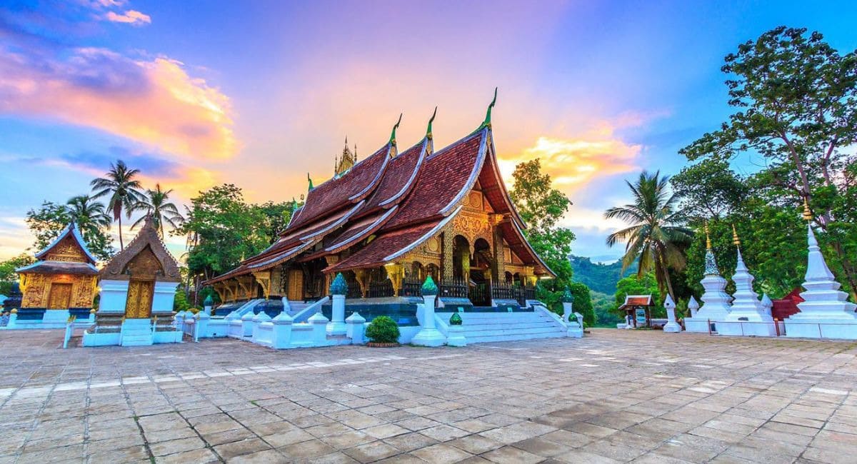Wat Xieng Thong đẹp nhất vào buổi chiều khi hoàng hôn phủ sắc vàng cổ kính
