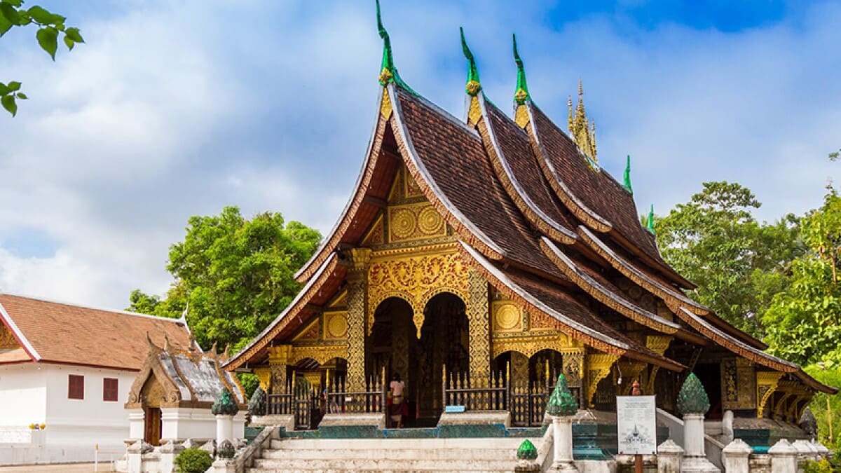 Wat Xieng Thong nằm cuối bán đảo Luang Prabang và dễ dàng đến bằng đi bộ hoặc tuk tuk