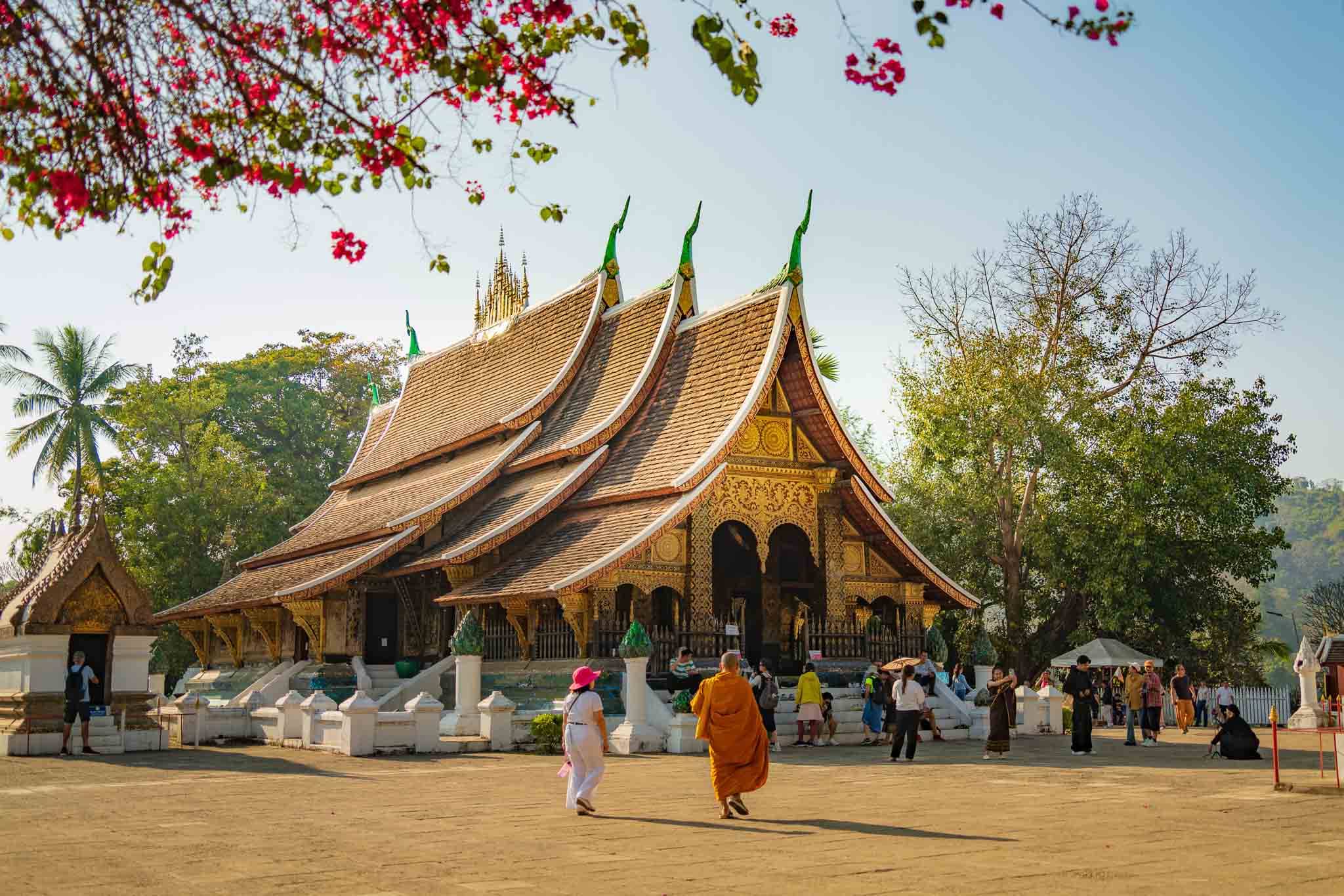 Wat Xieng Thong mở cửa khoảng 8 giờ sáng đến 6 giờ chiều với vé tham quan khoảng 20.000 Kip