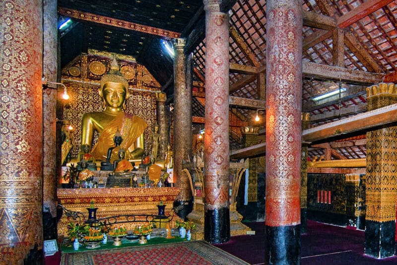 Sim của Wat Xieng Thong nổi bật với kiến trúc tinh xảo và không gian trang nghiêm bậc nhất trong chùa