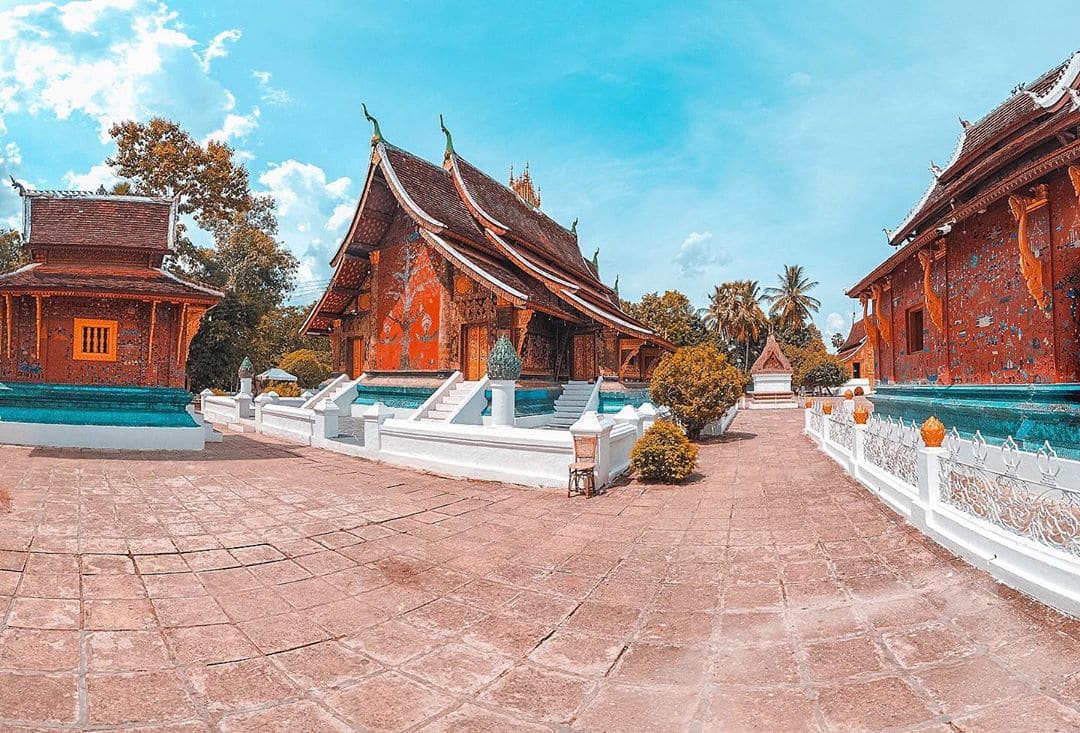 Các nhà nguyện nhỏ tại Wat Xieng Thong tạo nên không gian tâm linh trầm mặc và linh thiêng