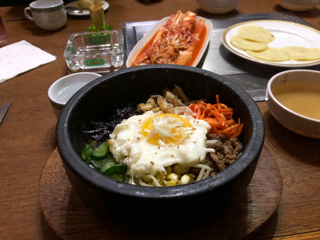 Bibimbap là món cơm trộn đậm đà với nhiều nguyên liệu hòa quyện